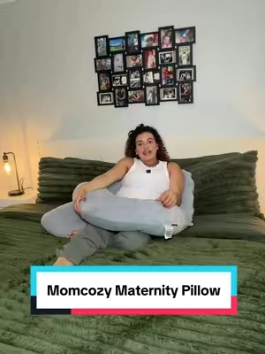 Dormir cómoda durante el embarazo cambia muchísimo cuando tienes el soporte correcto. 🤰💤 Esta almohada de maternidad Momcozy abraza el cuerpo y ayuda a acomodar mejor la barriga, la espalda y las piernas para descansar mucho más cómoda. #Momcozy #PregnancyPillow #AlmohadaDeEmbarazo #Maternidad #sohochic @Momcozy Official 