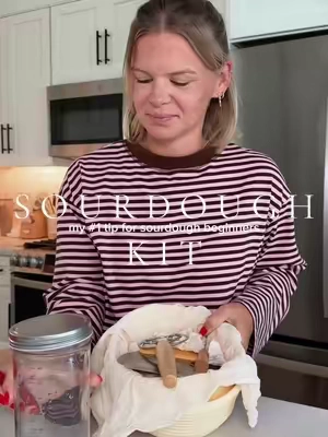 sourdough beginners — don’t overcomplicate it! 🤎  grab a sourdough starter kit with everything you need, a bit of active starter from a local bakery, and you’re literally ready to go! it’s intimidating, I know, but it doesn’t have to be.  #sourdoughbaking #sourdoughtips #sourdoughstarter #sourdoughrecipes #sourdoughtok 