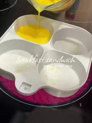 Breakfast without dirtying half the kitchen 🙌 This divided pan lets you cook multiple things at once. #breakfastpan #multipan #breakfastcooking #backtoschool #movingday 