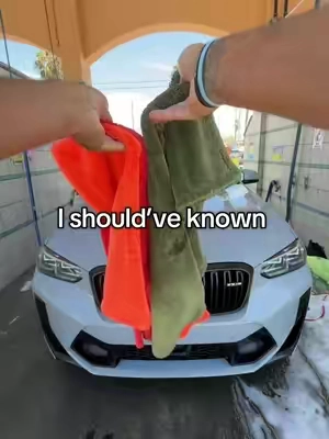 Turns out the towel you use actually makes a difference #carwash #dryingtowel #carwashing #microfibertowel #cardetailing 