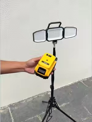 La luz se mantiene estable y no parpadea, lo que me permite trabajar más a gusto. #light #worklight #dewalt #construction #TikTokshopbacktoschool 