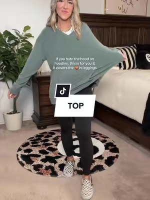 I’m 5’3” 135lbs wearing a medium. I sized up bc I have wider hips. Comes in other colors! #longsleeve #stretchytops #womenstops #fallstyle #leggingsoutfit 