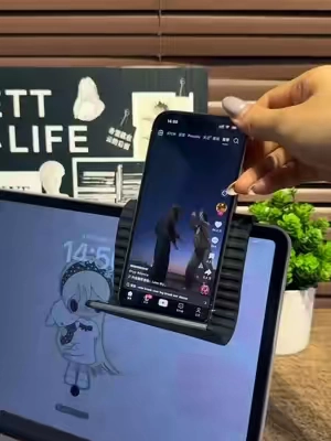 Who else is totally obsessed with this genius bendable device stand? 🤩 #BendableDeviceStand #CoolTechFind #PhoneAccessory #DeskEssentials#TikTokshopbacktoschool 