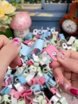 Asmallhangerconnector:justslideitontoahangerandlinkthemtogethertokeepyourclothesorganized. Perfectforsortingoutfits,savingspace,andkeepingeverythingneat.#UsefulProducts#HangerOrganizer#TikTokshopbacktoschool#spacesaving#TikTokshopbacktoschool  