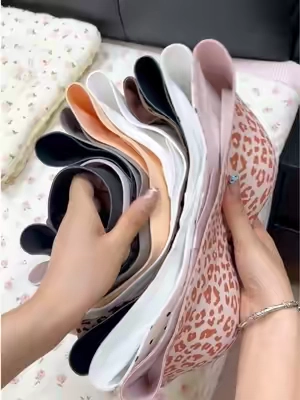 Tiene un ligero acolchado cosido que ayuda a mantener las almohadillas en su lugar, y siento que devuelve un poco de forma al busto, haciendo que se vea más bonito.#sportlightfinds #sohochic #mothersdaygiftideas #tiktokshopsummersale #summerfinds 