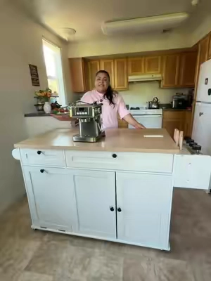 Una isla de cocina que no solo se ve bonita 😍 también te ayuda a aprovechar muchísimo mejor el espacio. Tiene almacenamiento, espacio para la basura, rack para especias, porta toallas y además la puedes mover. Perfecta si quieres más organización sin ocupar toda la cocina 🧑‍🍳 #kitchenisland #kitchenfinds #kitchenorganization #TikTokshopbacktoschool #blackfriday 