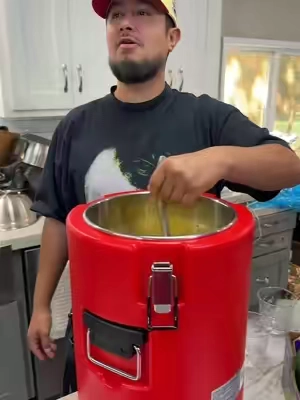 Esta muy buena para llavar agua fria al trabajo 