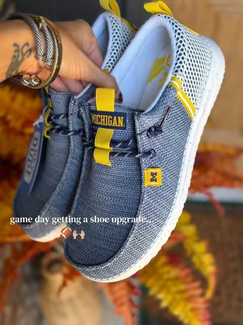 I think the Tennessee look the best..🤭🏈🧡 Lightweight, easy to throw on, and such a fun way to rep your collegiate style all season long. #heydudeshoes #mensshoes #mensstyle #collegegameday #gamedaystyle @HeyDude 