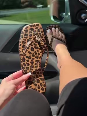 i love a good pair of flops 🤎