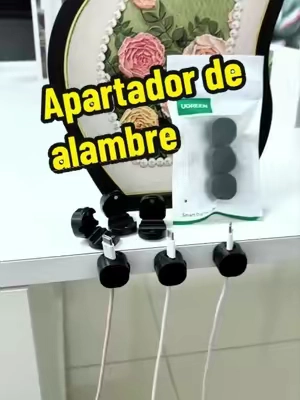 ¿Cansado de las cuerdas que caen detrás de su mesa de noche o escritorio? Este organizador de cable magnético mantiene los cables de carga exactamente donde los necesita. Póngalo en su pared, escritorio o mesa de noche para una fácil gestión de cables, espacios libres de desorden y sin más momentos de desconectar y buscar..#Desktop Organization #Manager #tiktok #magnetic #TikTokshopbacktoschool
