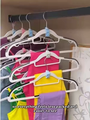 Asmallhangerconnector:justslideitontoahangerandlinkthemtogethertokeepyourclothesorganized. Perfectforsortingoutfits,savingspace,andkeepingeverythingneat.#UsefulProducts#HangerOrganizer#TikTokshopbacktoschool#spacesaving#organizing