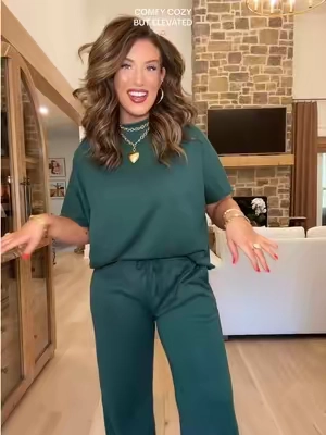 My teacher friends, this one is a must!!! If you want to look put together but still feel comfortable in what you have on, this is the fit for you! 🙌🏻 #teacheroutfits #comfystyle #twopieceset 