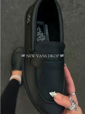 Actually in love with these 🖤 @vans #vans #loafer #skateloafer #blackoutfit #falloutfits 