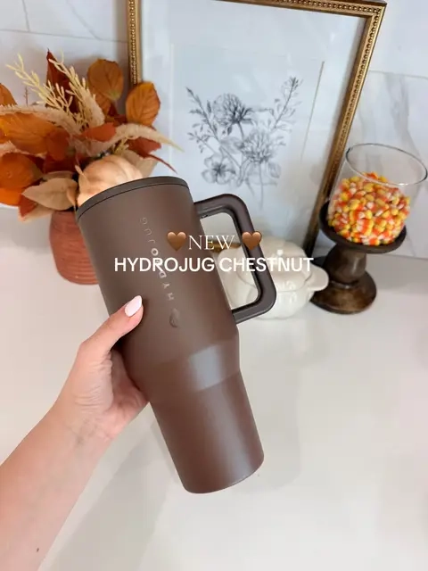 Bestie, HydroJug just made Chestnut a new core color and I totally get why 😭🤎 It’s that warm, rich neutral that works year-round and somehow makes your everyday tumbler look way more elevated. The HydroJug Traveler is easy to carry, great for water or iced coffee, and perfect for work, errands, school pickup, or basically living in your car 😂 If you’ve been searching for a brown tumbler, neutral water bottle, HydroJug Traveler, new HydroJug color, or everyday tumbler with a handle, Chestnut is such a good one to add to the rotation. #HydroJug #HydroJugTraveler #Chestnut #ChestnutHydroJug #BrownTumbler     