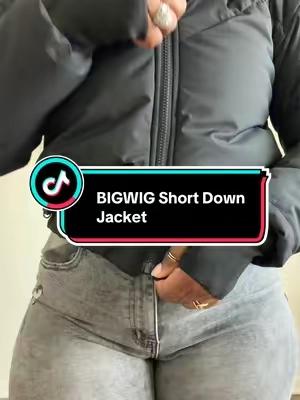 A puffer jacket that actually gives you SHAPE?! 😮‍💨🔥 The fitted waist, cropped length, oversized faux-fur hood AND the thumbholes?! They knew exactly what they were doing with this one. Warm and functional without swallowing the whole outfit. This is definitely getting worn all fall & winter. 🖤❄️ #TikTokshopbacktoschool #tiktokshopcreatorpicks #falldealsforyou #downjacket #fashiontiktok 