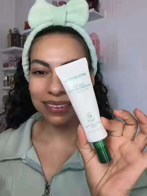Un protector con acabado semi matte que tiene múltiples beneficios 👆🏼💚💫

#tiktokshopbacktoschool #koreansunscreen #spf #antiaging #innisfree 