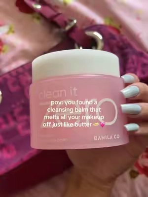 not to mention it smells like the tropics 🌴 and doesn’t bother my sensitive skin at ALL!! 🩷 my favorite cleansing cream i’ve ever purchased!! gets rid of allll my makeup, even waterproof mascara + liner 🎀 @Banila Cosmatic #cleansingoil #cleansingbalm #skincareroutine #nightroutine #sensitiveskin 