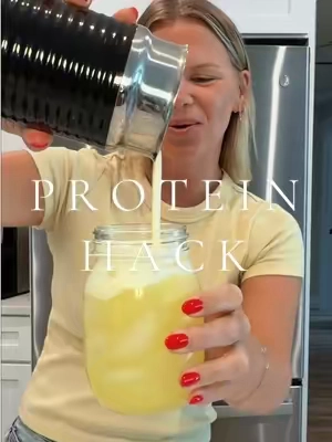 the piña colada that puts a lil pep in my step (45mg caffeine), hydrates me from within (coconut water + electrolytes), and makes my skin glooow (11g collagen protein). your piña colada should be taking care of you in more ways than one 🥥🍍✨ @Javvy #healthygirlfall #healthyhabits #wellnessroutine #healthandwellness #highprotein 