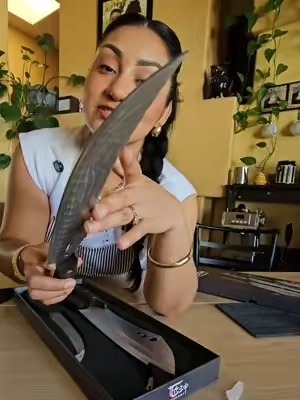 juego de cuchillos de carnicero de estilo profesional.Características principalesDiseño robusto: Cuentan con hojas anchas y curvas de acero, ideales para cortes precisos de carne.Mangos ergonómicos: Las empuñaduras son de madera marrón, sujetas con remaches clásicos para un agarre firme.Hojas funcionales: El cuchillo principal incluye un orificio en la hoja, diseñado para mejorar el equilibrio o permitir colgarlo.  #cuchillos  #cuchillosdecarnicero  #BBQLovers  #knives  #knife 