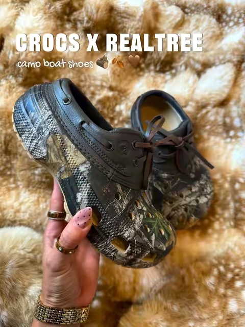 These Camo Boat Shoes from Crocs & RealTree are SO cutie 🤎🪵🪾 @Crocs #crocs #crocsnewarrivals #realtree #camo #clogs  
