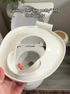 Using the “big potty” from day one is going to save a lot of headache when you try and transition them from the tiny plastic toilet. I like potty training right on the “big potty” to avoid having to retrain later #jooldreamteam #pottytraininingmama #toddlerpottytrainning #toddlerpotty #parenttips 