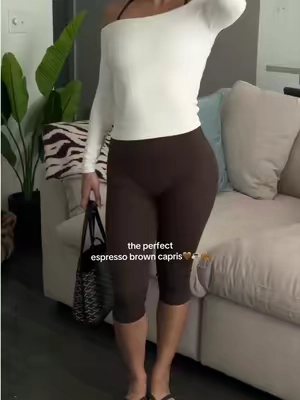 no front seam, the material is so high quality, and the waistband is snatching! the perfect espresso brown capris🤎☕️🍂  wearing the black coffee color! #capri #capris #capripants 