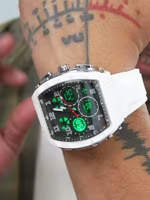 Reloj deportivo Foxbox con diseño analógico y digital, movimiento de cuarzo y una carátula grande con estilo deportivo. Disponible en varios colores como blanco, negro, rojo y azul para combinar con diferentes estilos. #RelojesParaHombre #WatchesForMan #RelojDeportivo #RelojDigital #AccesoriosHombre 