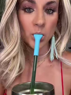 Wait… you’re telling me I can drink through a straw WITHOUT constantly pursing my lips?! 👀 An anti-aging straw might be the most 30-something purchase I’ve ever made 😂 #AntiAging #AntiAgingTips #BeautyHacks #straw #drinkingstraw 