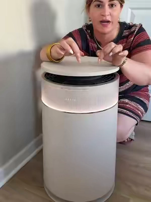 Si tienes mascotas como yo, este purificador de aire te puede ayudar muchísimo a mantener el ambiente de la casa más limpio y agradable ✨ Me gusta porque combina filtración HEPA con una opción pensada para recoger el pelo de mascota, así que es ideal para esos espacios donde siempre termina volando pelito. Encima de mi nombre te dejo la tienda oficial. #AirPurifier #PetHair #HomeEssentials #CleanHome #TikTokShop
