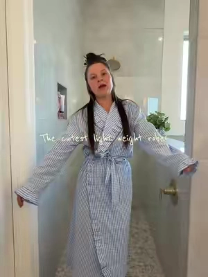 Prepare to be sick of me in this robe because I’m never wearing anything else to get ready! #robe #lightweightrobe #fashion 