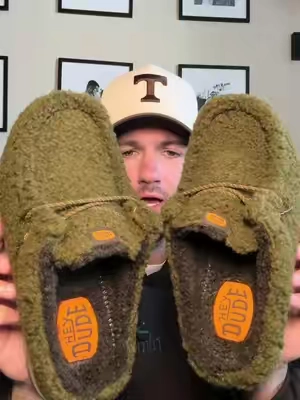The best slippers are back in stock and better than ever! 🔥 #tiktokshopcreatorpicks #TikTokshopbacktoschool #heydudeshoes #WendyWallySlipper #HEYDUDE @HeyDude 
