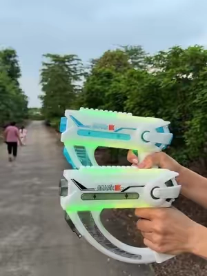 This cool electric water gun can fascinate all children#childrentoys #cool#tiktokshop #electricwatergun #waterguntoy 