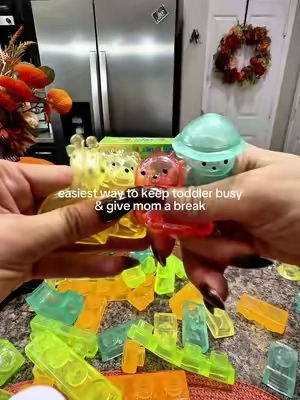 Jelly building blocks! Doesn’t hurt when you step on them, great for sensory play! #toddleractivities #sensoryactivities #screenfreeactivities 