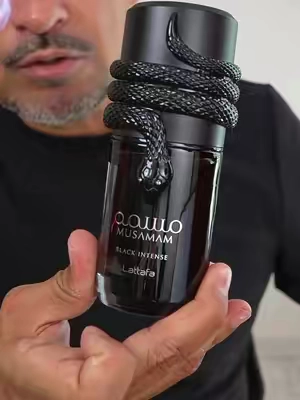 Musamam Black Intense es un perfume árabe unisex con una sensación oscura, ligeramente dulce e intensa. Una opción con presencia para noches frías, salidas y ocasiones especiales. #PerfumeArabe #PerfumeUnisex #BlackIntense #PerfumesDeNoche #RefreshedLook