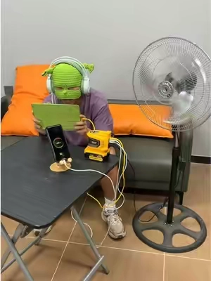 Qué conveniente es solo conectar una batería Dewalt y tener energía donde sea.#inverter #powerinverter #powerstation #dewalt #TikTokshopbacktoschool 