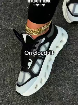 On cloudtilt remix in black & white 💨 and they wipe clean #on #oncloud #oncloudtilt #sneakers #shoes 