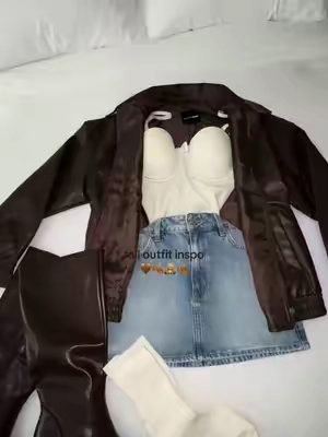 The jacket is oversized but not too big, it fits just perfectly! 🤎 True to size. I’m wearing a size small. #autumn #oversizedjacket #leatherjacket #fallfashion #falloutfits 