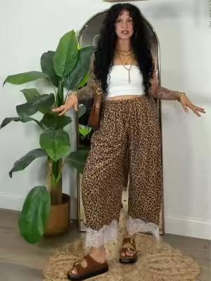 I’m 5’3 & 133 wearing a medium in the color khaki ✨🐆