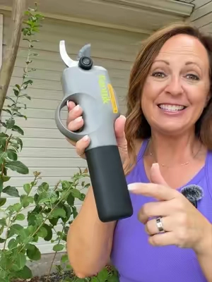 These Fanttik cordless pruning shears make trimming branches fast and effortless. #Fanttik #PruningShears #YardTools #GardenTools #OutdoorGadgets @Fanttik 