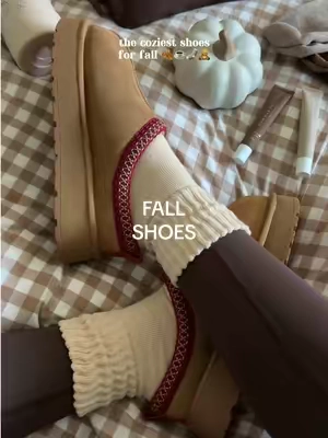 obsessed with this color 🤎🍂 #fallshoes #platformshoes #falloutfits #slippers #fallaesthetic 