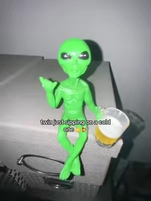 twin so tuff that I linked him #fyp #statue #TikTokshopbacktoschool #roomdecor #alien 
