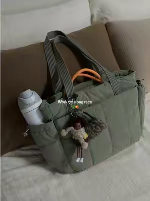 This color-block design is seriously so unique 🤩 and now this bag is on SALE‼️#bagsmarttotebag #totebag #workbag #workessentials #worklife 