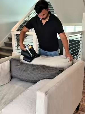 Esta aspiradora deja olor y se lleva todos los pelos y polvo con una pasada yo amo limpiar mi casa con ella 
