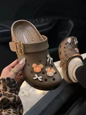 cozy szn crocs 🧸🍂 #crocs  #fallshoes #fallaesthetic #TikTokshopbacktoschool @Crocs 