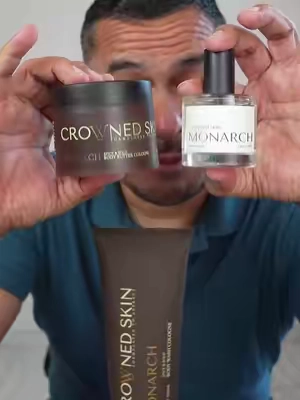 Crowned Skin KING es un set de fragancia para hombre de 3 piezas que incluye body wash con fragancia, body butter cologne y Eau de Parfum de 50 ml. Diseñado para usar los productos en capas y crear una experiencia de aroma más completa, desde el baño hasta el perfume. #CrownedSkin #CrownedSkinKing #PerfumeParaHombre #FraganciasParaHombre #TikTokShop