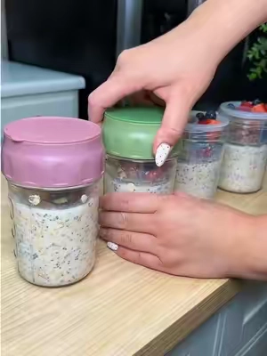 Respuesta a @mariammartinez67 Recipientes de vidrio para avena nocturna con compartimentos para separar frutas y frutos secos. Incluyen tapa y cuchara plegable, ideales para preparar y llevar tus desayuno es de  @Soligt official #TikTokshopbacktoschool #tiktokshopcreatorpicks #OvernightOats #MealPrep #BreakfastIdeas 