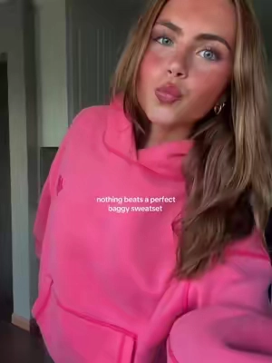 perfect amount of baggy 🤩@aelfriceden_official #baggyclothes #sweatset #hoodie #girls #hoodieszn 