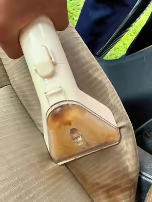 Deja de botar tu dinero a la basura, esta aspiradora para lavar las sillas de tu carro, tu alfombra y las sillas te a ahorrar tiempo y dinero. #steamcleaning #DealsForYouDays #carpetcleaning #carhacks #vacuumcleaner 