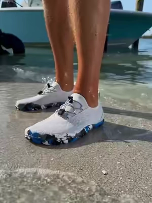 Stopsliding,startlookingfly.⚡️Fromslipperypooldeckstocitystreets,thesearetheultimatetechwearupgrade.Thatgripisnojoke.😤 #TikTokShopSummerSale Getyoursbeforethey’regone!#clogs#summeressentials#slipproof#ootdmen