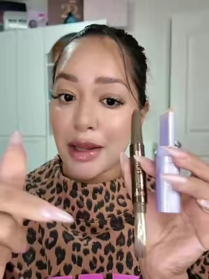 Such a perfect duo! @tarte cosmetics #tartecosmetics #contourstick #snatchstick #tarteshapetape #shapetapestick 